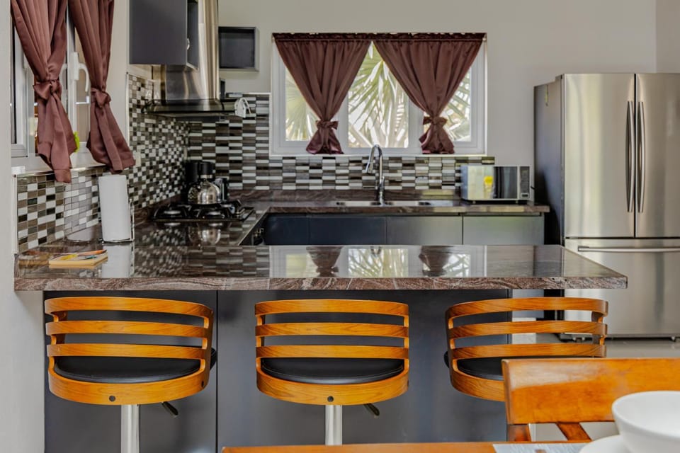 Coffee/tea facilities, Kitchen or kitchenette, Dining area, minibar, oven, pet friendly, stove