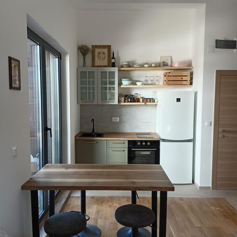 Kitchen or kitchenette, Dining area