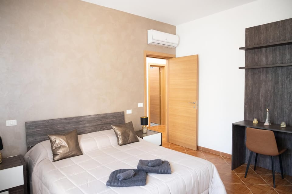 Bed, Night, Bedroom, towels, air conditioner