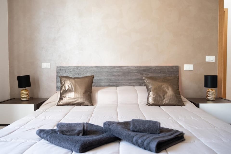 Bed, Night, Bedroom, towels, air conditioner