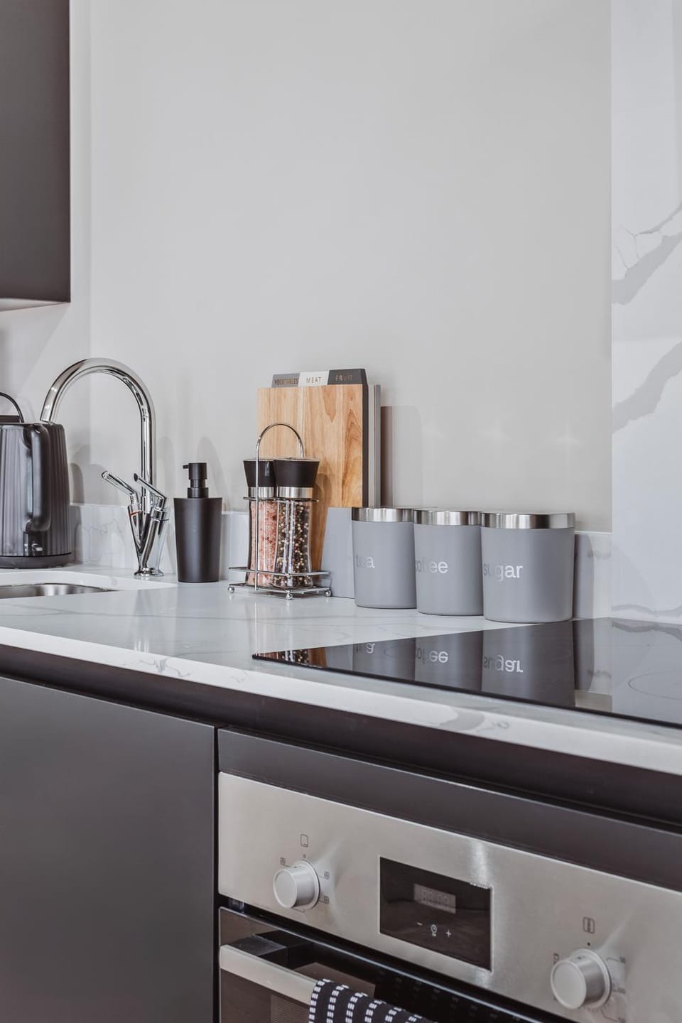 Coffee/tea facilities, Kitchen or kitchenette, stove