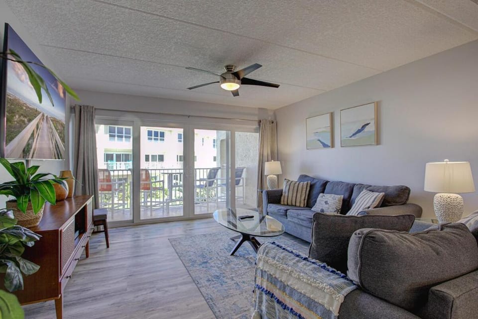 Beautiful Ocean Side 2 Bedroom Condo with Pool Apartment in Saint Augustine Beach