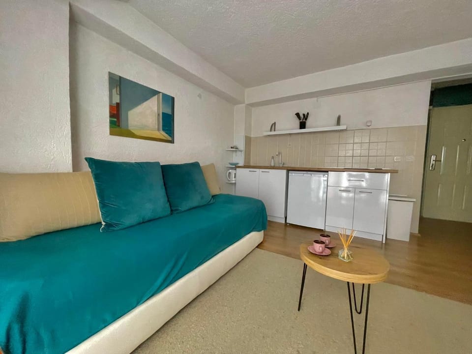 Kitchen or kitchenette, Living room, Seating area