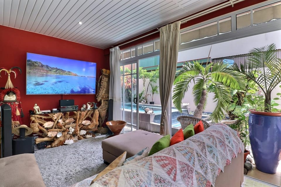 Communal lounge/ TV room, Living room, Seating area, Evening entertainment, Garden view