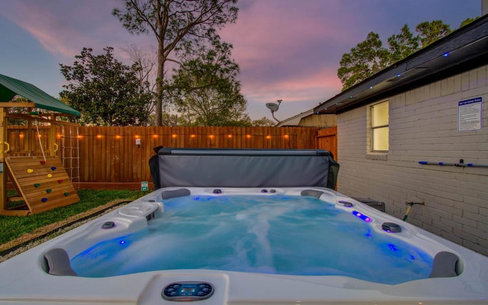 5-BD 2-BA Tranquil Retreat ft Jacuzzi & Playground House in Pearland