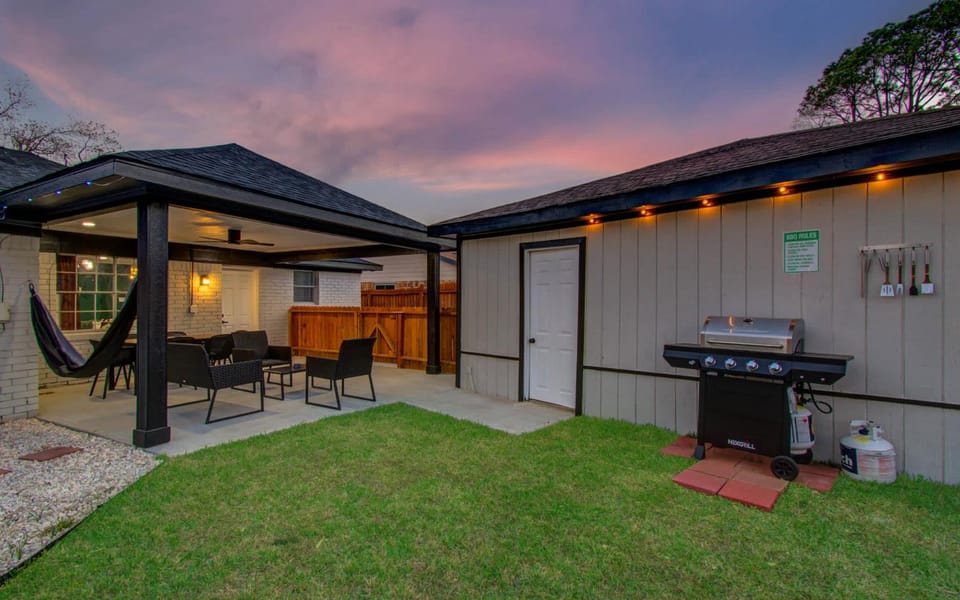 5-BD 2-BA Tranquil Retreat ft Jacuzzi & Playground House in Pearland