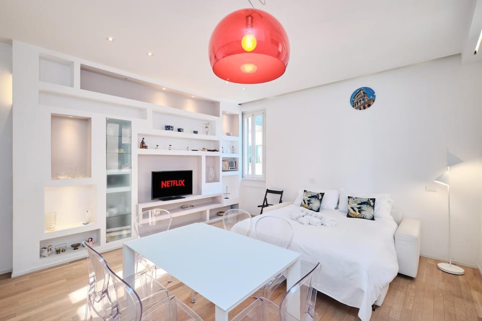 TV and multimedia, Living room, Seating area, Dining area