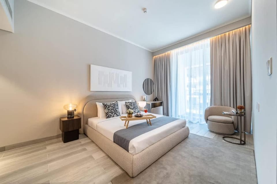 Bed, Photo of the whole room, Seating area, Bedroom