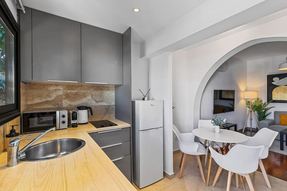 Orange Tree Studio, just steps from the sea Apartment in Paphos