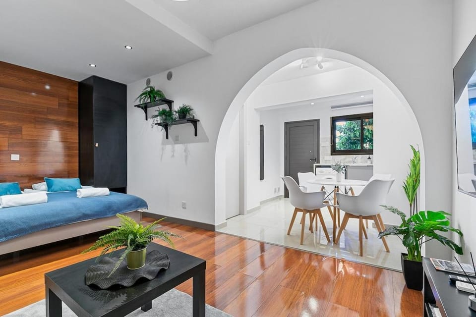 Orange Tree Studio, just steps from the sea Apartment in Paphos