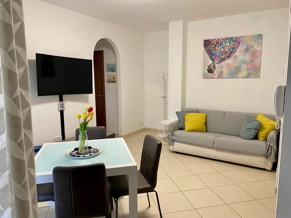 Communal lounge/ TV room, Living room, Seating area, Dining area