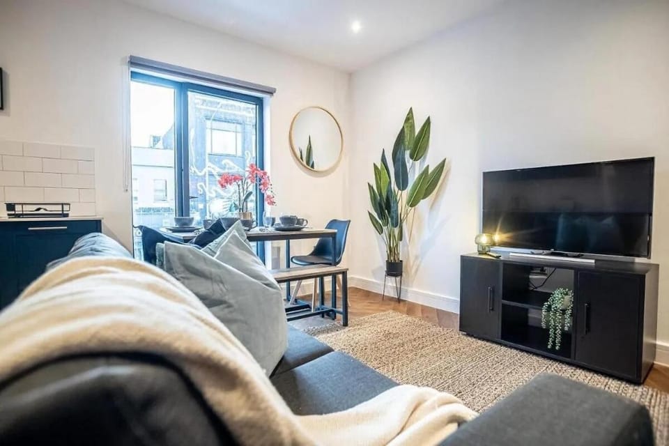 Charming 2 Bedroom Flat I Next To Brighton Station Apartment in Brighton