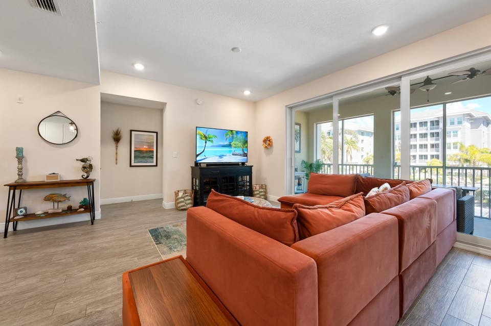 NEW! Available for Summer, Less than 1 mile to AMI! House in Bradenton