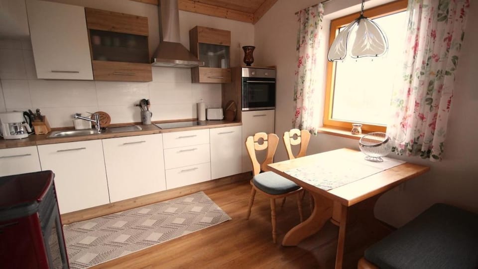 Coffee/tea facilities, Kitchen or kitchenette, Seating area, Dining area, oven, stove, toaster