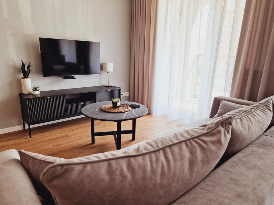 Communal lounge/ TV room, TV and multimedia, Living room, Seating area, Evening entertainment