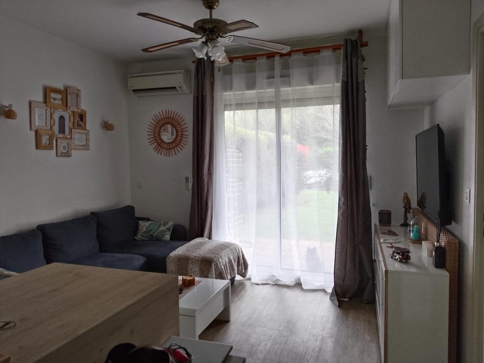 TV and multimedia, Living room, Seating area, air conditioner