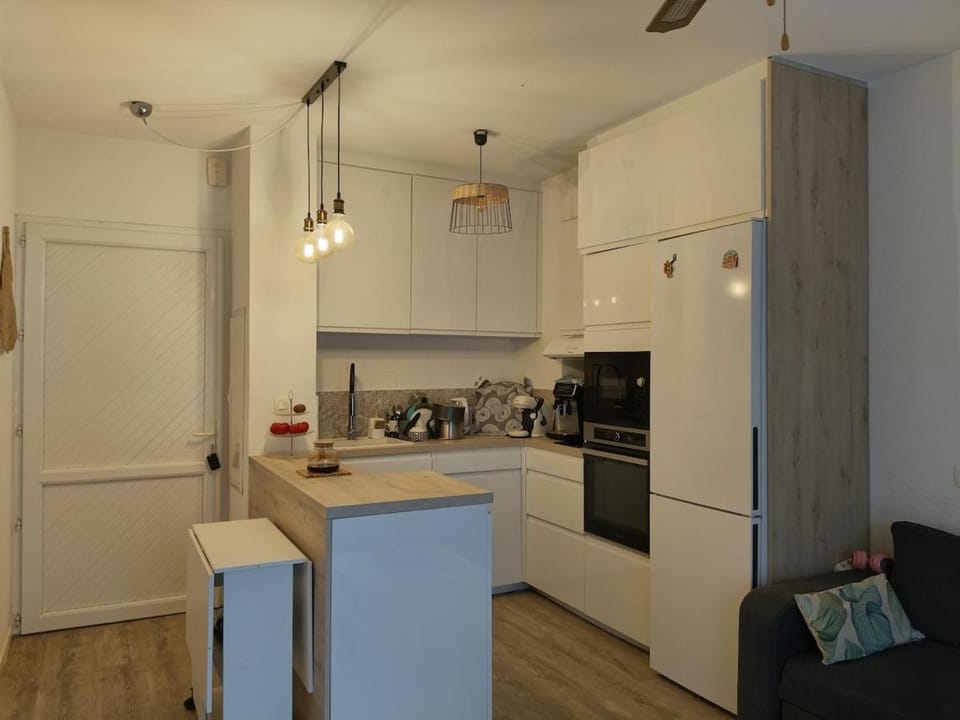 Coffee/tea facilities, Kitchen or kitchenette, Dining area, oven, stove, toaster