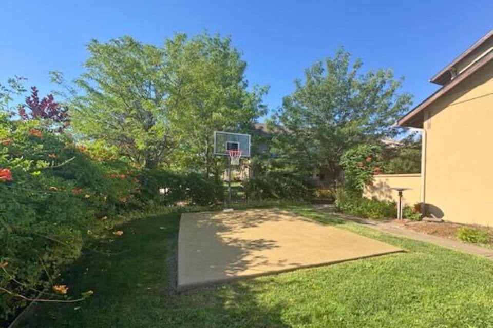 The Fireside Retreat - 6 BD, Sauna, Home Theater House in Greeley