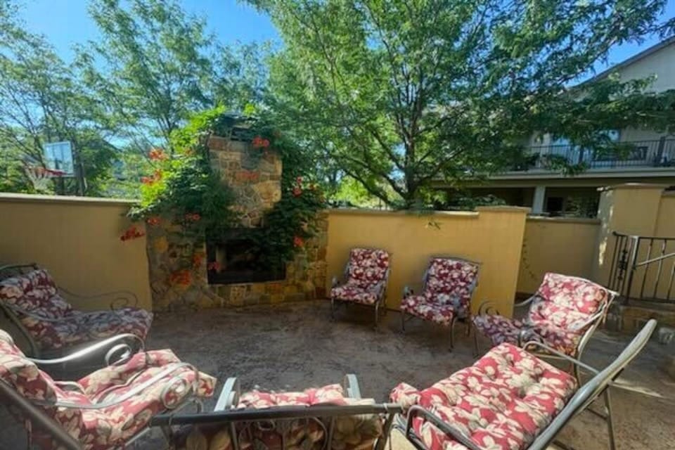 The Fireside Retreat - 6 BD, Sauna, Home Theater House in Greeley