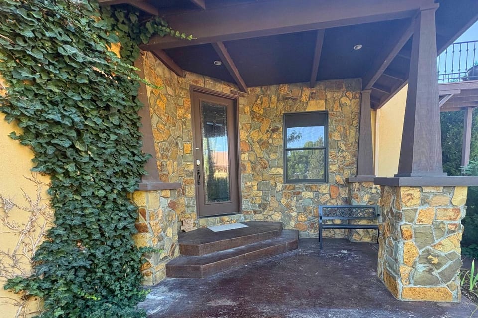 The Fireside Retreat - 6 BD, Sauna, Home Theater House in Greeley