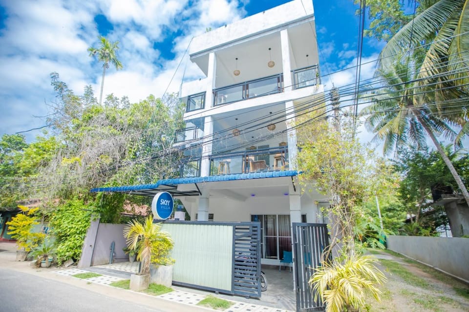 Property building, Spring, Day, Balcony/Terrace