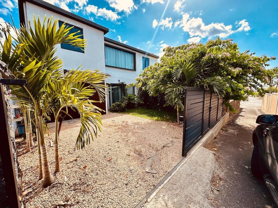 Property building, Neighbourhood, Garden, Garden view, Street view, Parking