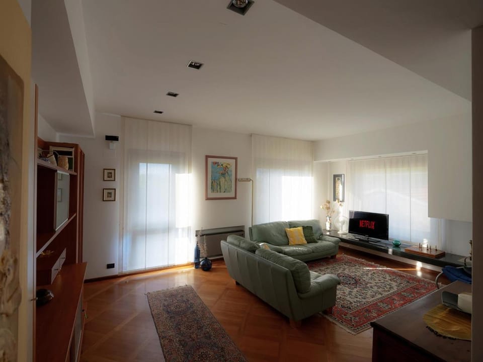 Communal lounge/ TV room, TV and multimedia, Living room, Seating area, Evening entertainment