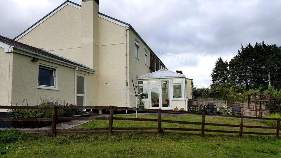 Spacious Apartment On The Hillside Apartment in Wales