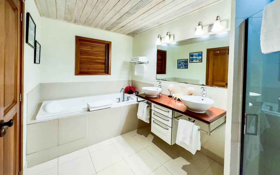ANTIGUA RESIDENCE - 1512 One bedroom Sea and Pool Views House in Antigua and Barbuda