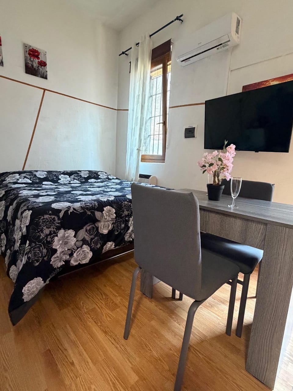 Photo of the whole room, Dining area, Bedroom