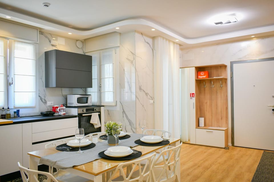 Kitchen or kitchenette, Dining area, oven, stove