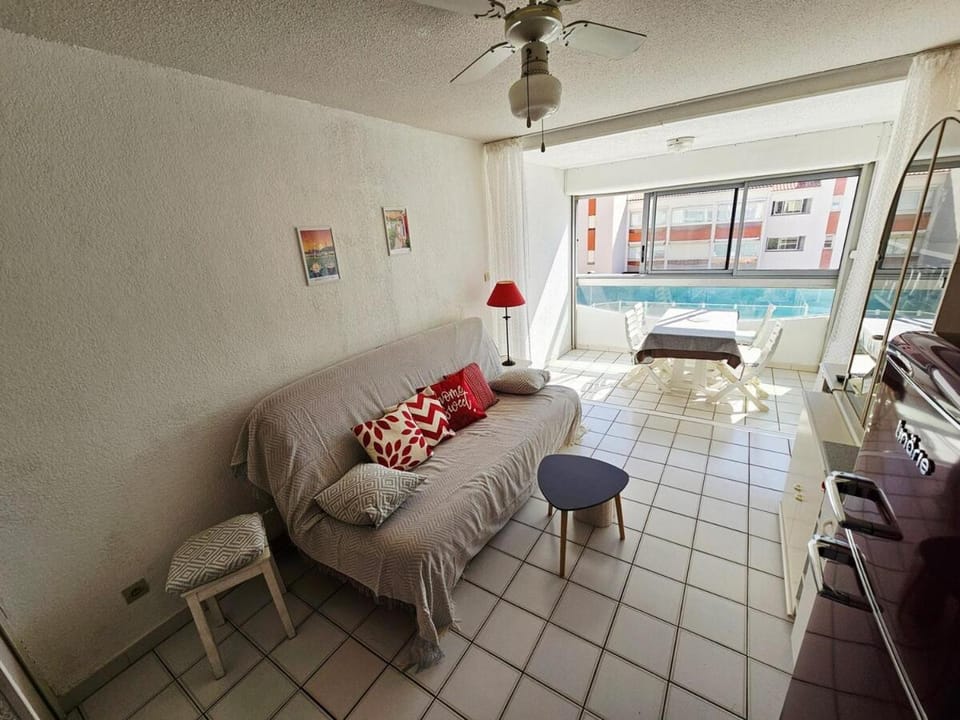Bed, Day, Living room