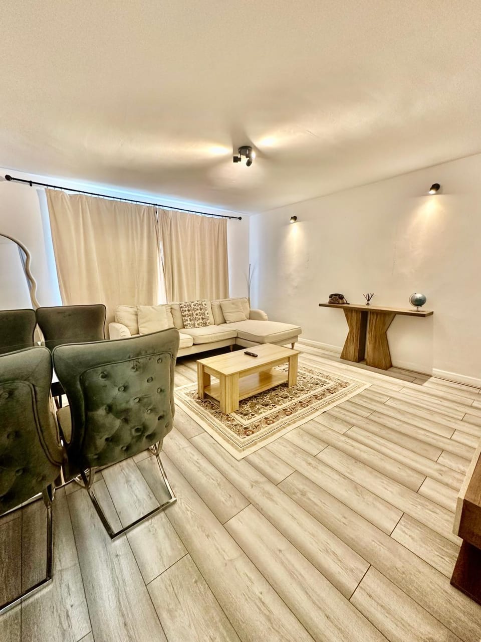 Bed, Living room, Photo of the whole room, Seating area, Bedroom