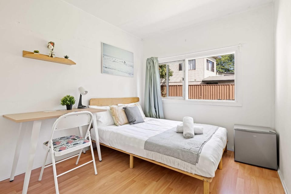 Steps to Mall & Train - Eplore with Ease - Prime Location in Seven Hills - Shared Bathroom Bed and Breakfast in Sydney