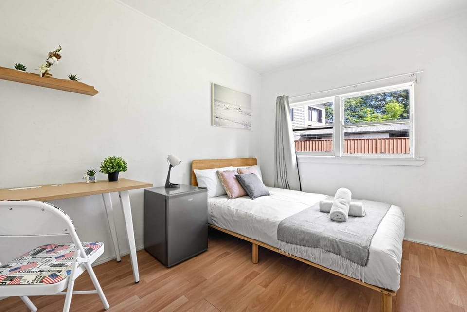 Steps to Mall & Train - Eplore with Ease - Prime Location in Seven Hills - Shared Bathroom Bed and Breakfast in Sydney