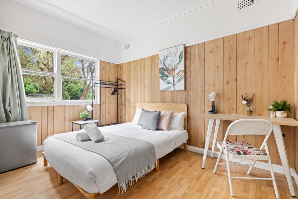 Steps to Mall & Train - Eplore with Ease - Prime Location in Seven Hills - Shared Bathroom Bed and Breakfast in Sydney