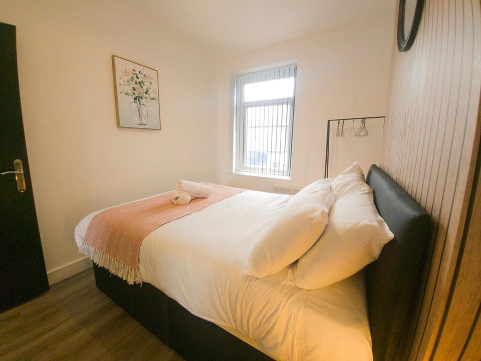 Super Convenient Keyless Entry Two Bedroom Loft by Property Promise Apartment in Cardiff