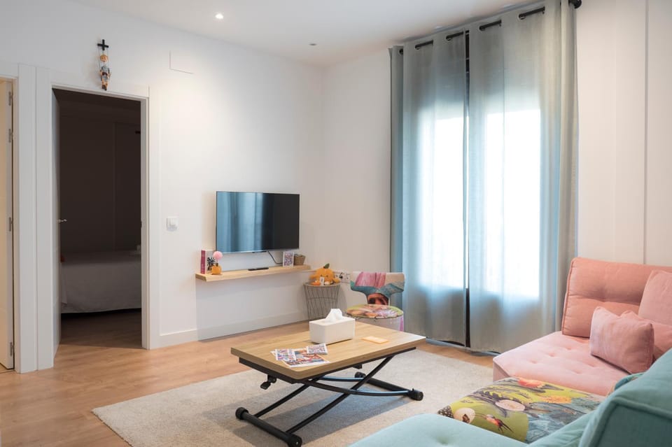 TV and multimedia, Living room, Landmark view