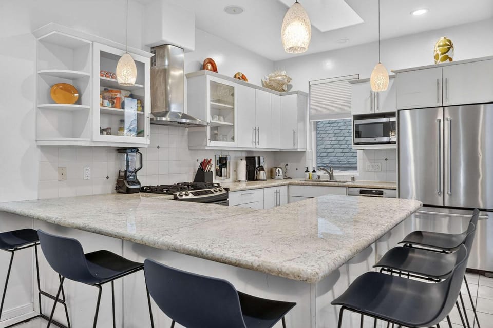 Central Location Villa - 2 blocks Mission Beach House in Mission Beach