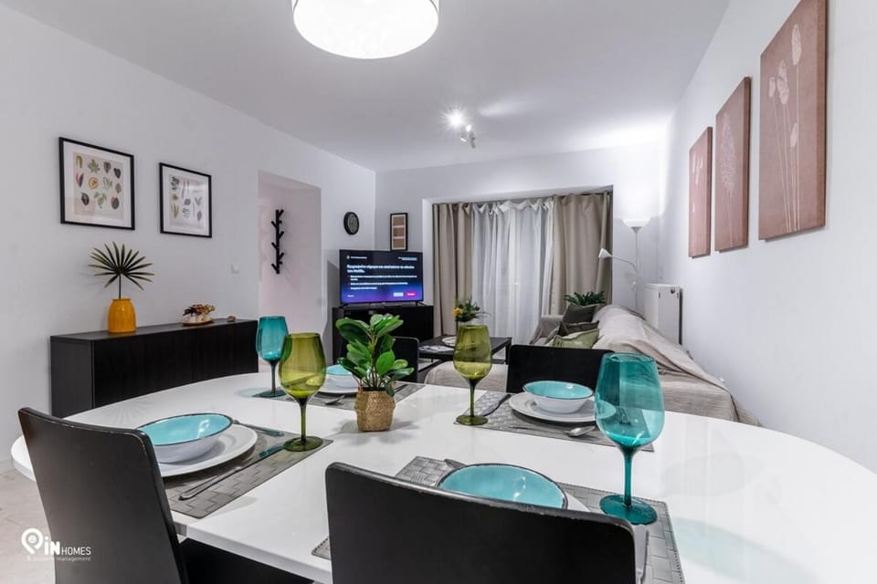 TV and multimedia, Living room, Seating area, Dining area