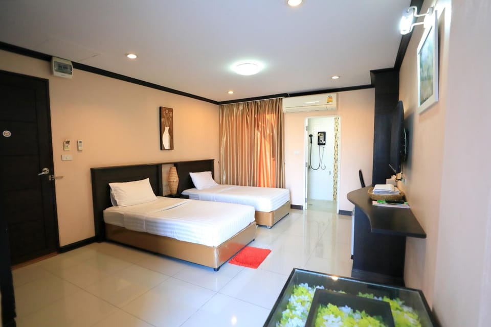 Bed, TV and multimedia, Photo of the whole room, Seating area, Bedroom, air conditioner