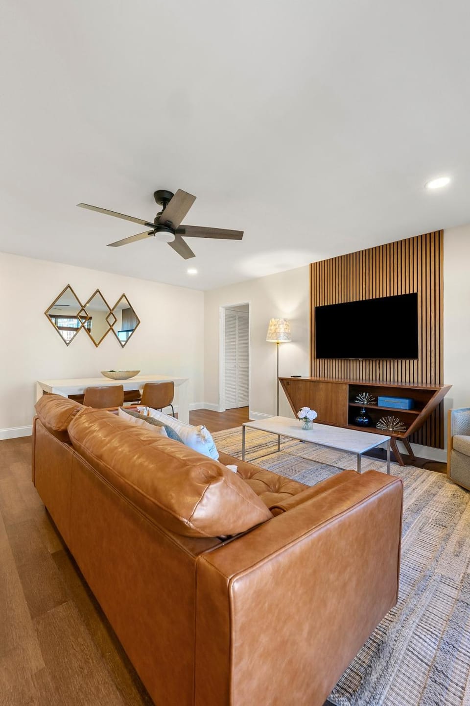 TV and multimedia, Living room, Seating area, Evening entertainment