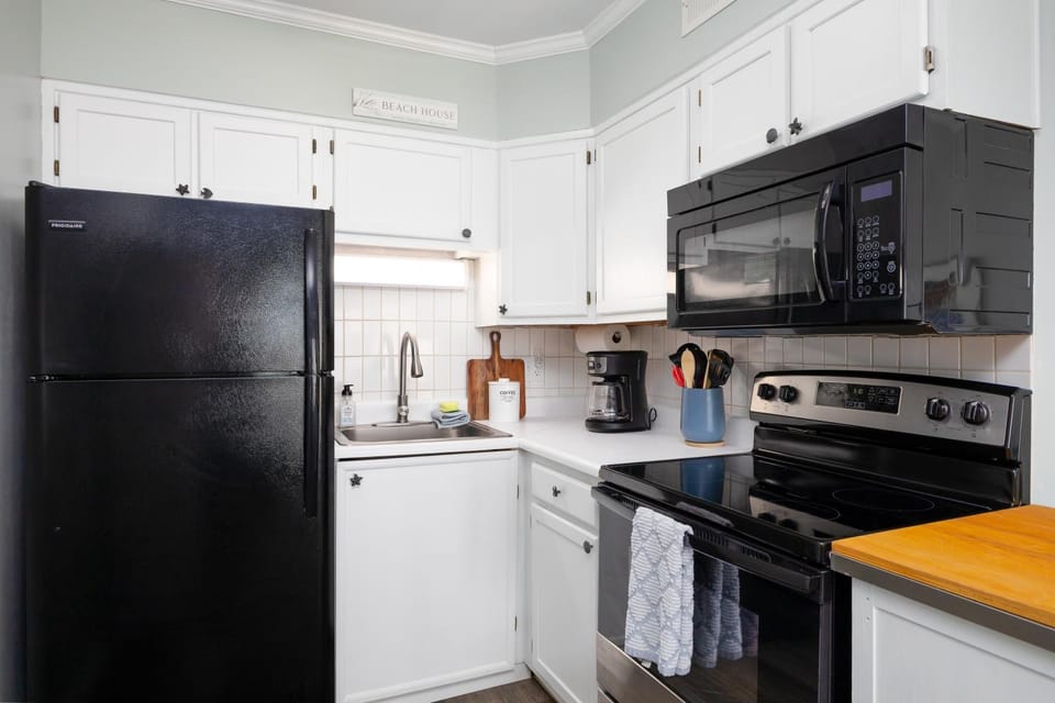 Oceanfront Bliss at Wave Raider -Perfect Getaway Apartment in North Topsail Beach