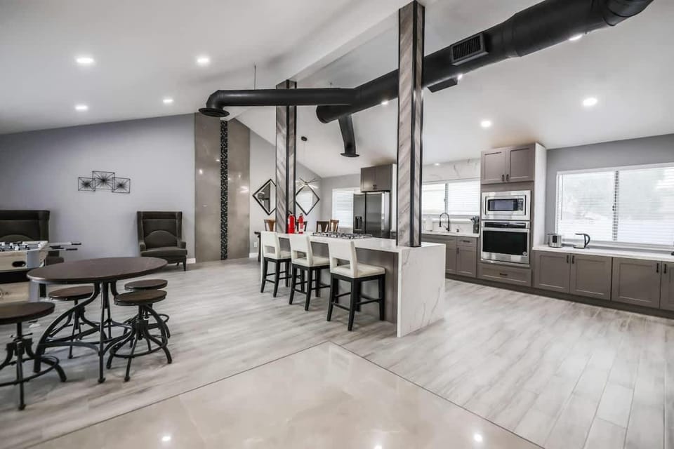 Villa in the HEART of town House in Spring Valley