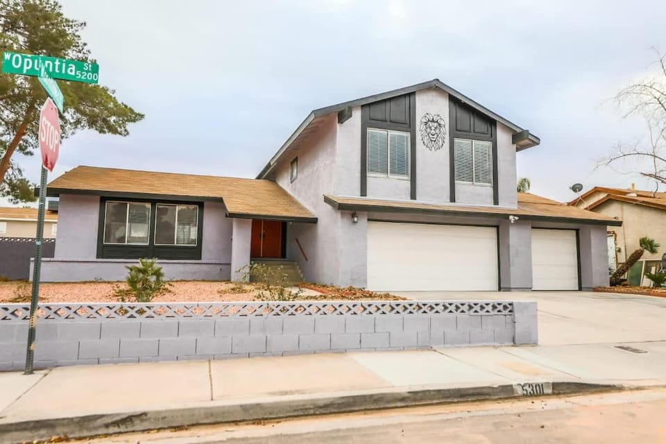 Villa in the HEART of town House in Spring Valley