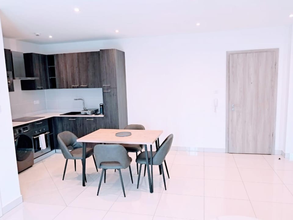 Kitchen or kitchenette, Dining area, stove