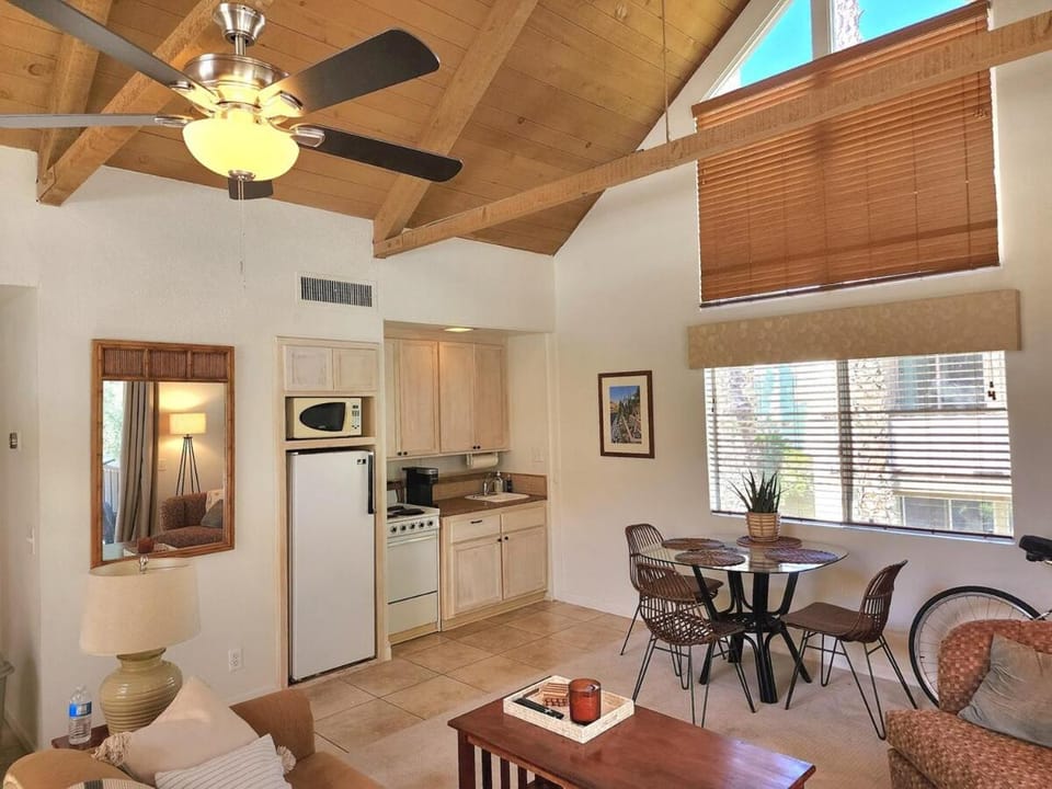 Kitchen or kitchenette, Dining area, stove
