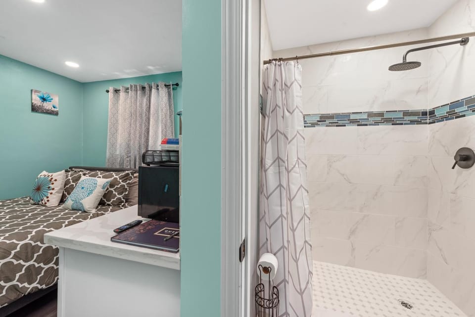 Tiny & Chic Heights Hideaway with Free Parking Apartment in Houston
