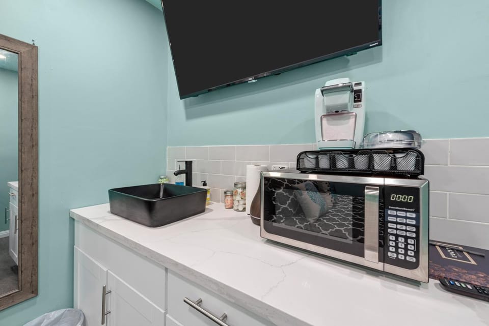 Tiny & Chic Heights Hideaway with Free Parking Apartment in Houston