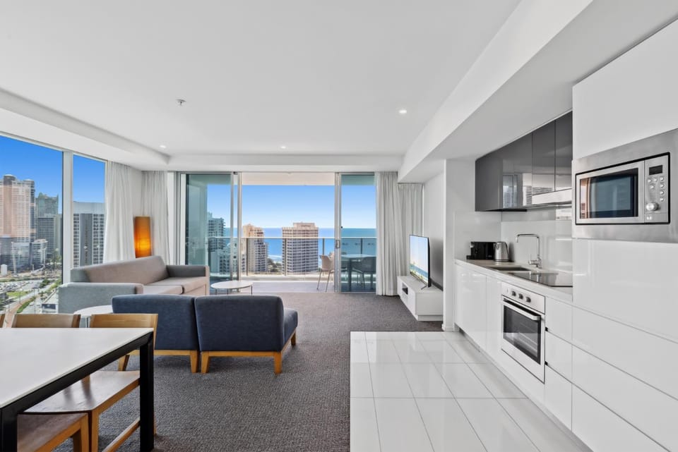 Modern 2-Bed with Pool Access in Surfers Paradise Apartment in Surfers Paradise Boulevard